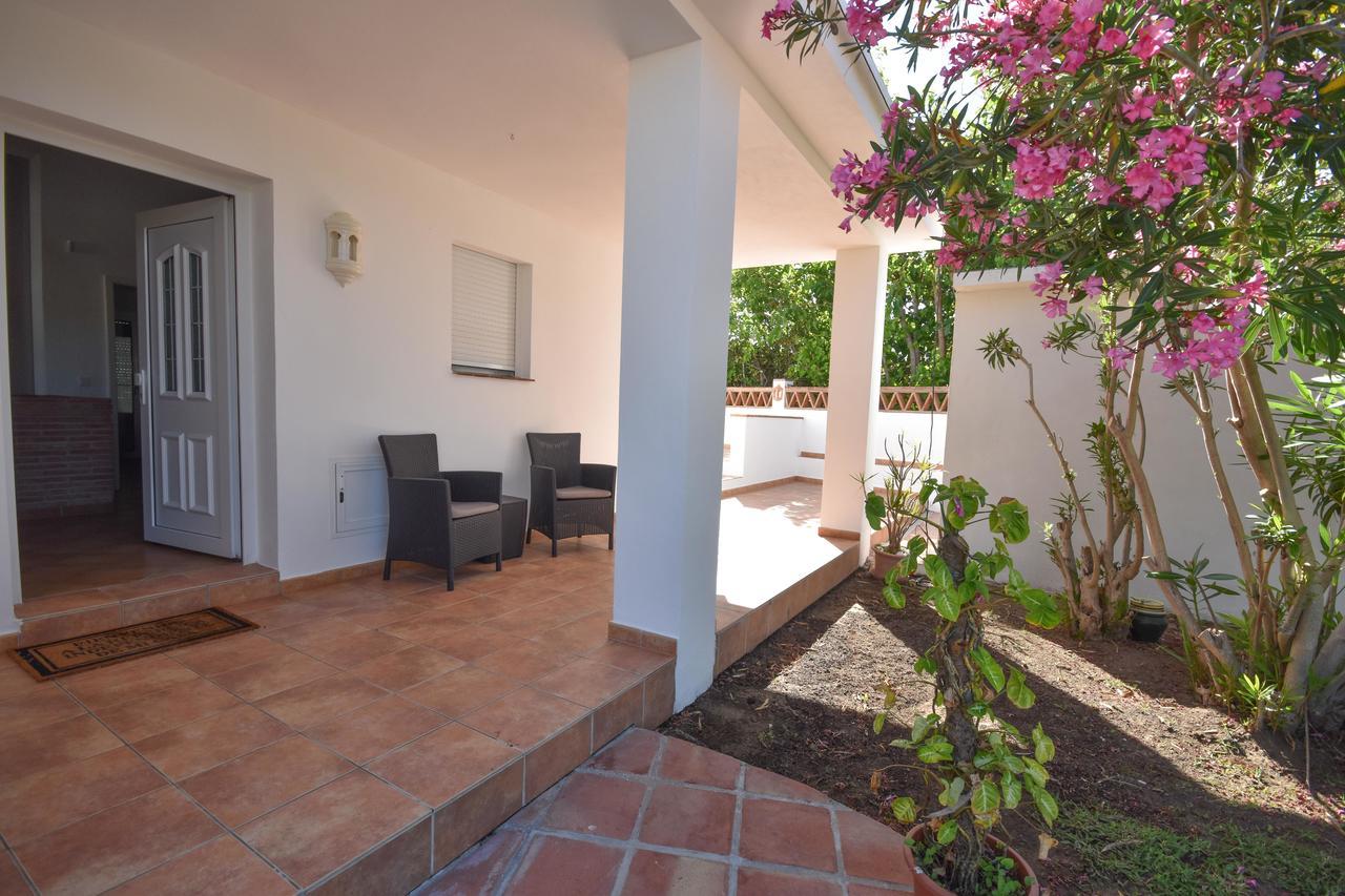 In The Second Line, Modern Beachfront Holiday Home In Costabella, Marbella Esterno foto