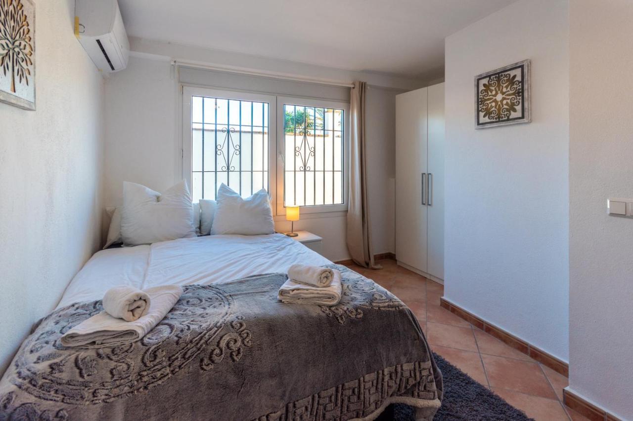 In The Second Line, Modern Beachfront Holiday Home In Costabella, Marbella Esterno foto