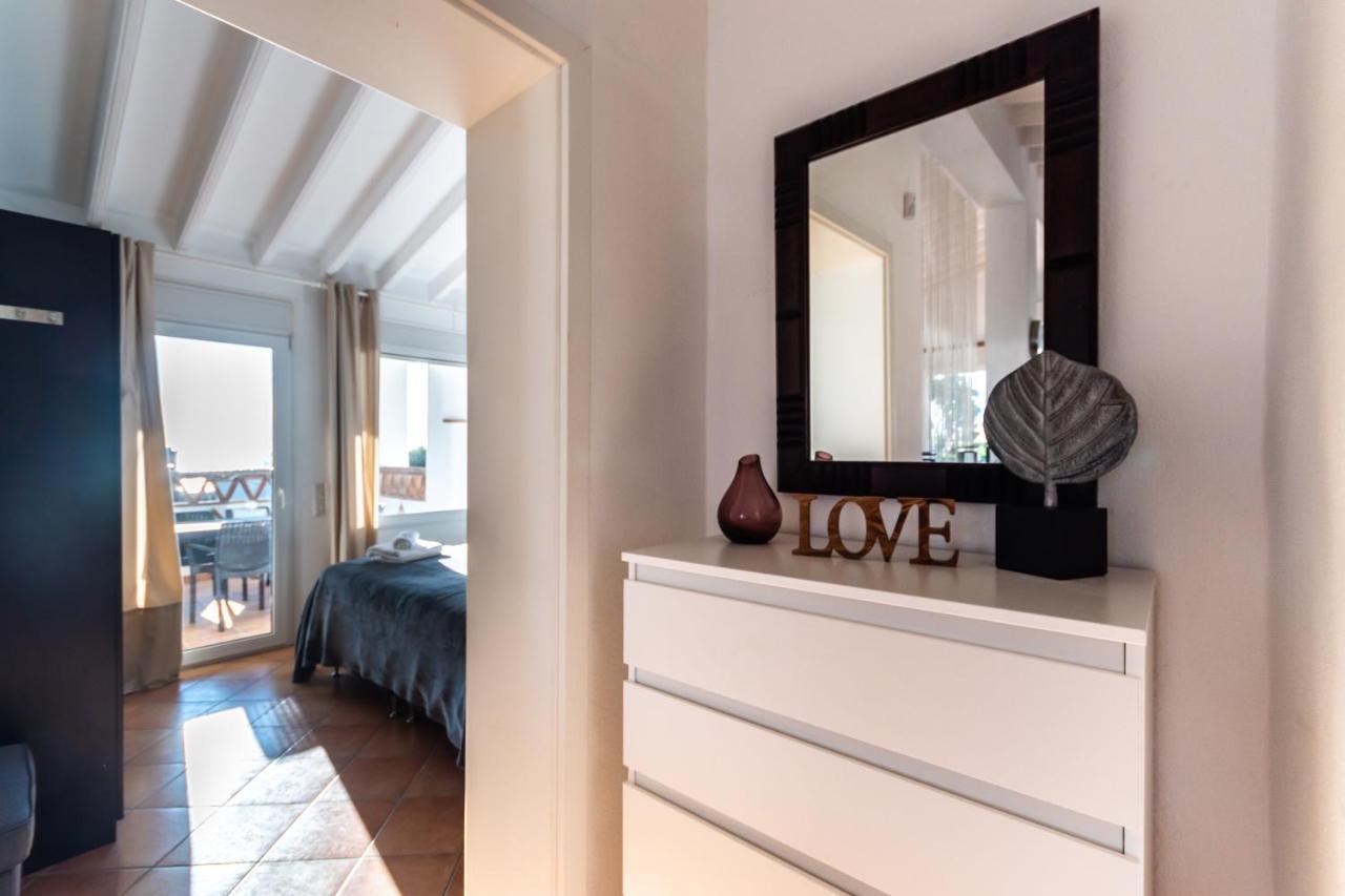 In The Second Line, Modern Beachfront Holiday Home In Costabella, Marbella Esterno foto